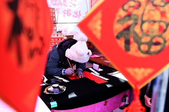 2026年1月13日，天津古文化街玉皇阁广场。为迎接马年春节，在传统香炉与现代建筑的映衬下，一片炽烈的中国红席卷了整个广场——极具天津年俗特色的吊钱市场近日热闹开市。