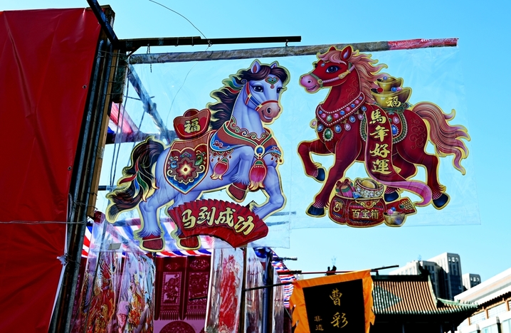 2026年1月13日，天津古文化街玉皇阁广场。为迎接马年春节，在传统香炉与现代建筑的映衬下，一片炽烈的中国红席卷了整个广场——极具天津年俗特色的吊钱市场近日热闹开市。