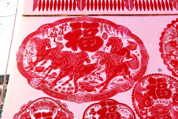 市场内设有约20个特色展位，陈列着吊钱、春联、福字、窗花、头花等传统年俗用品。吊钱市场的开市，不仅预示着中国传统新年的临近，更让充满天津风俗的年味儿愈发浓郁。