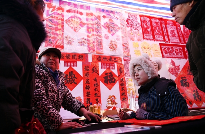 2026年1月13日，天津古文化街玉皇阁广场。为迎接马年春节，在传统香炉与现代建筑的映衬下，一片炽烈的中国红席卷了整个广场——极具天津年俗特色的吊钱市场近日热闹开市。来源：李胜利/IC photo