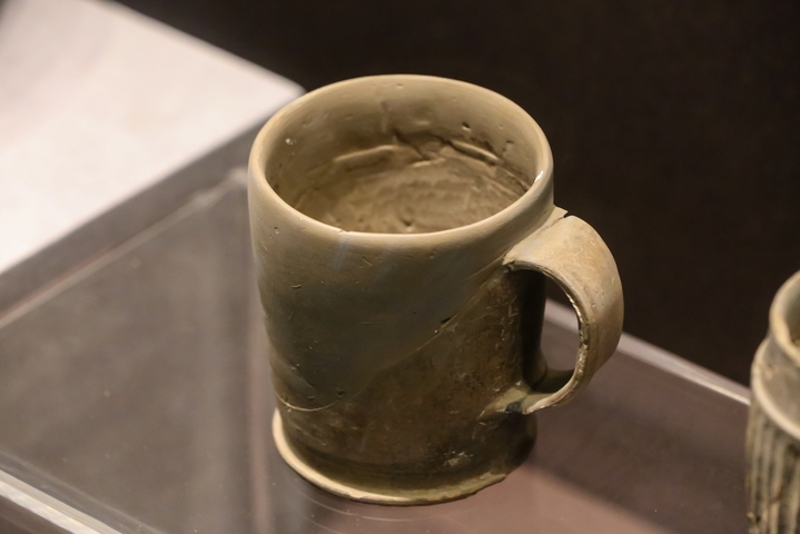 2026年1月12日，河南郑州，郑州博物馆的两件文物，酷似现代人平时喝水用的杯子，这两件“杯具”，从形态到做工都和今天的“马克杯”高度相似，其实这是龙山文化灰陶杯，为4000年前新石器时代的陶瓷器。
