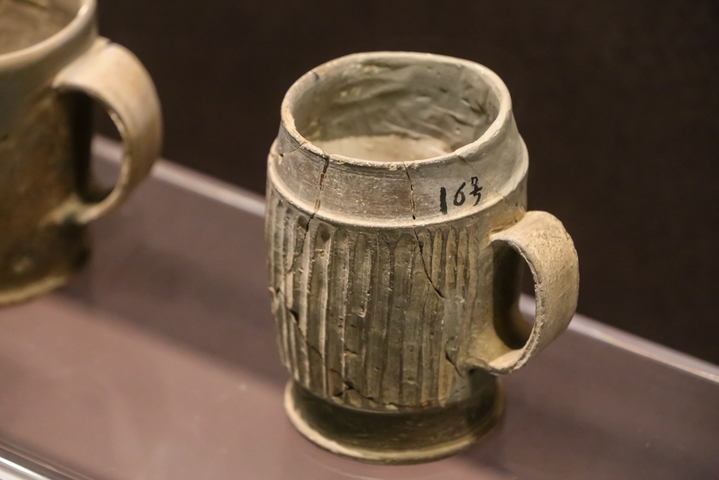 2026年1月12日，河南郑州，郑州博物馆的两件文物，酷似现代人平时喝水用的杯子，这两件“杯具”，从形态到做工都和今天的“马克杯”高度相似，其实这是龙山文化灰陶杯，为4000年前新石器时代的陶瓷器。