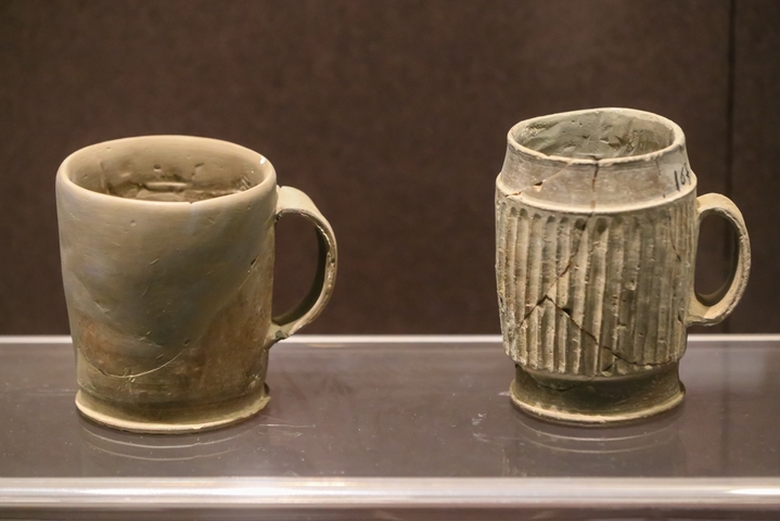 2026年1月12日，河南郑州，郑州博物馆的两件文物，酷似现代人平时喝水用的杯子，这两件“杯具”，从形态到做工都和今天的“马克杯”高度相似，其实这是龙山文化灰陶杯，为4000年前新石器时代的陶瓷器。