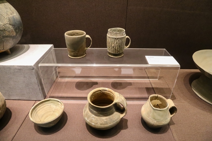 2026年1月12日，河南郑州，郑州博物馆的两件文物，酷似现代人平时喝水用的杯子，这两件“杯具”，从形态到做工都和今天的“马克杯”高度相似，其实这是龙山文化灰陶杯，为4000年前新石器时代的陶瓷器。来源：IC photo


