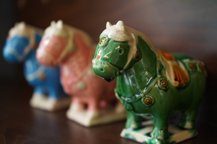 1月14日，河南郑州，随着春节脚步临近，以农历生肖“马”为主题的消费市场呈现出火热态势。图为“马”元素文创产品。