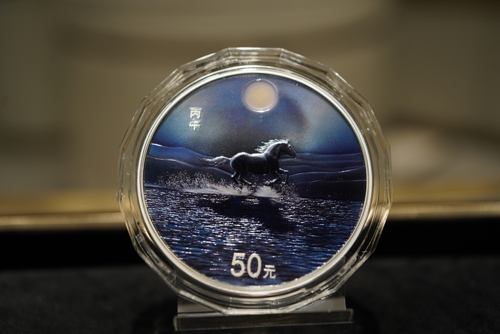 1月14日，河南郑州，随着春节脚步临近，以农历生肖“马”为主题的消费市场呈现出火热态势。图为马年生肖纪念币。   