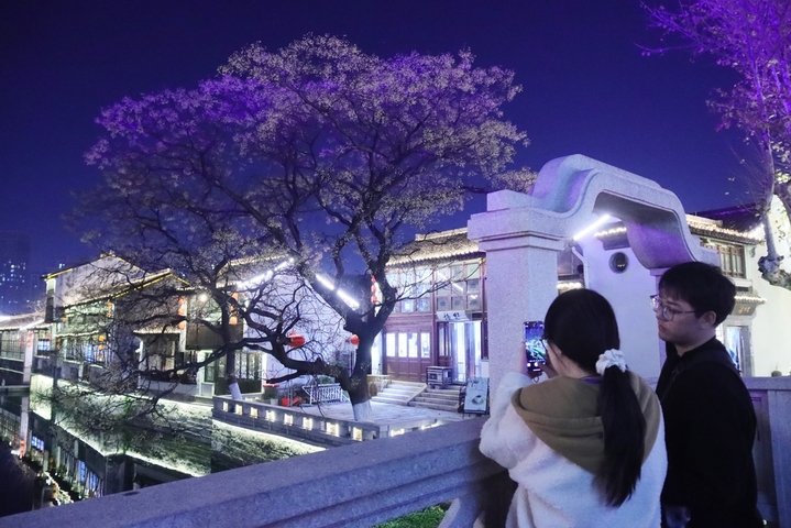 2026年1月14日，江苏常州，游客在青果巷历史文化街区观赏夜景。
