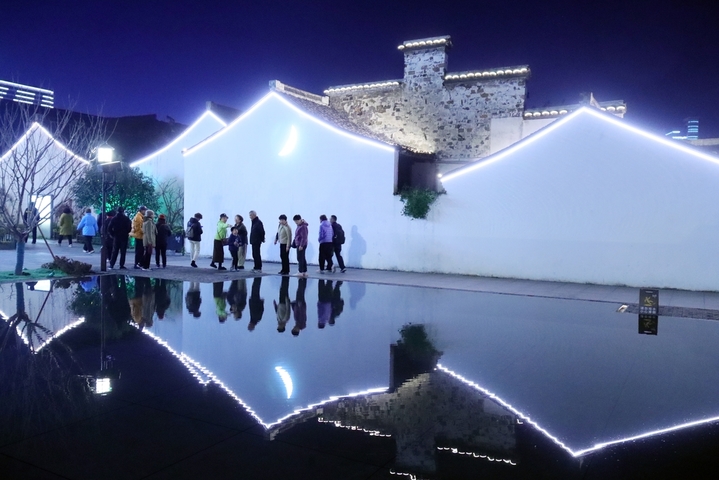 2026年1月14日，江苏常州，游客在青果巷历史文化街区观赏夜景。
