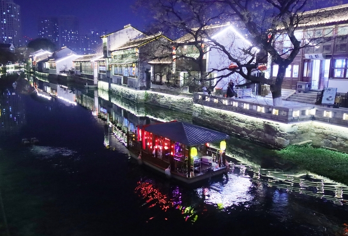 2026年1月14日，江苏常州，游客在青果巷历史文化街区观赏夜景。
