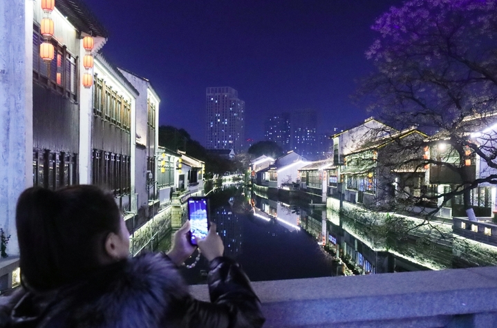 2026年1月14日，江苏省常州市青果巷历史文化街区的灯带、花灯晚间亮起，勾勒出江南水乡民居轮廓，形成了深冬时节的“蓝调”夜景。青果巷素有“江南名士第一巷”美誉，曾走出过100多位状元和进士。来源：IC photo

