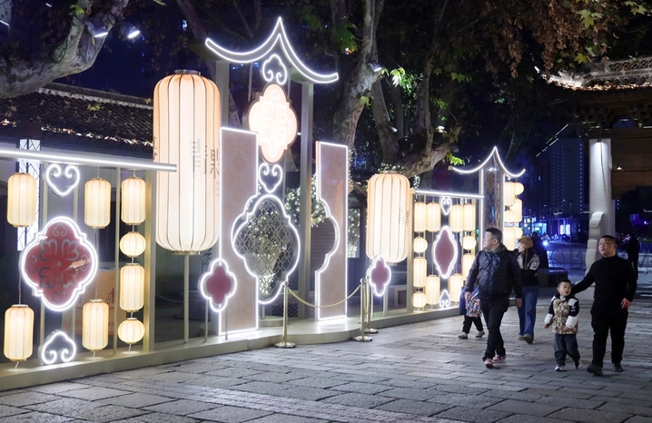 2026年1月14日，江苏常州，游客在青果巷历史文化街区观赏夜景。
