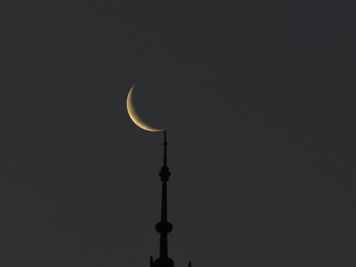 2026年1月15日，江苏扬州，一轮“最小残月”现身天宇，这也是本年度“最小残月”。其间，月球位于轨道远地点附近，人们看到的月亮像是一弯纤细的银钩。