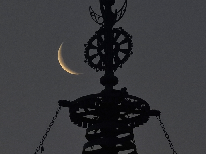 2026年1月15日，江苏扬州，一轮“最小残月”现身天宇，这也是本年度“最小残月”。其间，月球位于轨道远地点附近，人们看到的月亮像是一弯纤细的银钩。