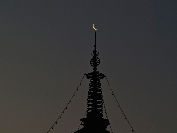 2026年1月15日，江苏扬州，一轮“最小残月”现身天宇，这也是本年度“最小残月”。其间，月球位于轨道远地点附近，人们看到的月亮像是一弯纤细的银钩。