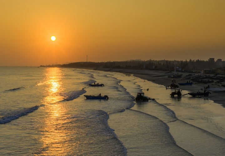 2026年1月15日傍晚，广东省茂名市电白区童子湾日落美景如画。