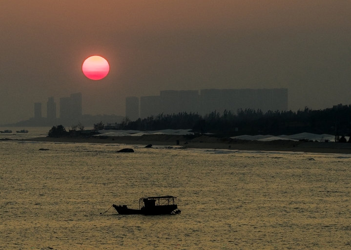 2026年1月15日傍晚，广东省茂名市电白区童子湾日落美景如画。刘国兴/IC photo