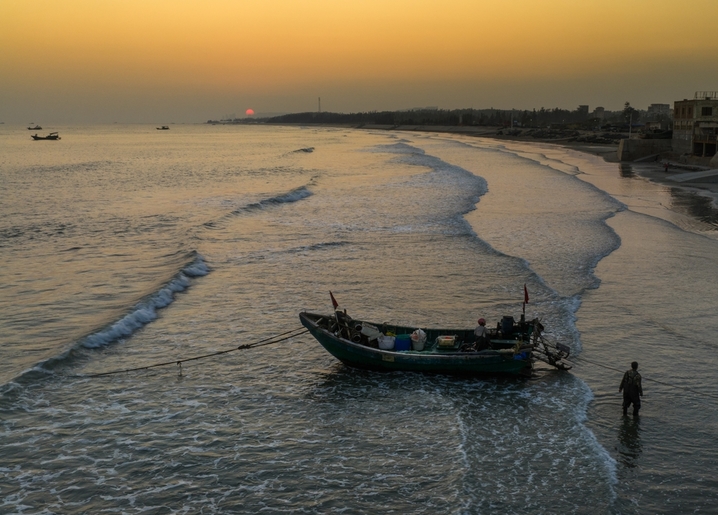2026年1月15日傍晚，广东省茂名市电白区童子湾日落美景如画。