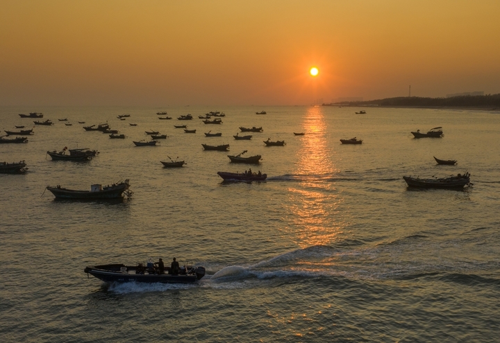 2026年1月15日傍晚，广东省茂名市电白区童子湾日落美景如画。