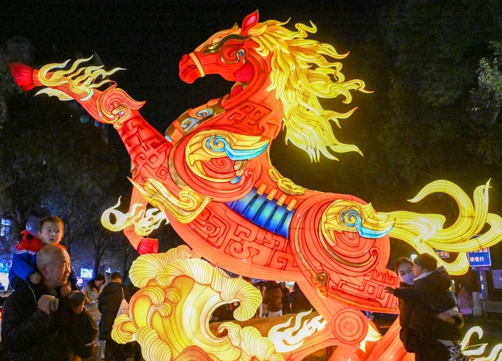 2026年1月15日，游客在南京夫子庙景区赏灯游玩。