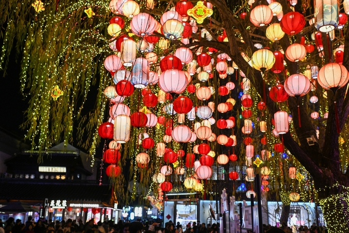 2026年1月15日，游客在南京夫子庙景区赏灯游玩。