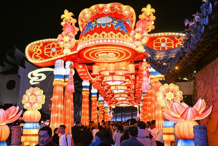 2026年1月15日，游客在南京夫子庙景区赏灯游玩。