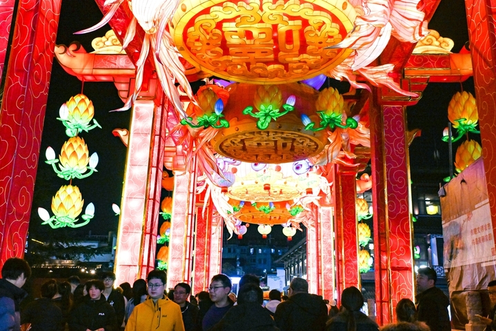 2026年1月15日，游客在南京夫子庙景区赏灯游玩。杨素平/IC photo