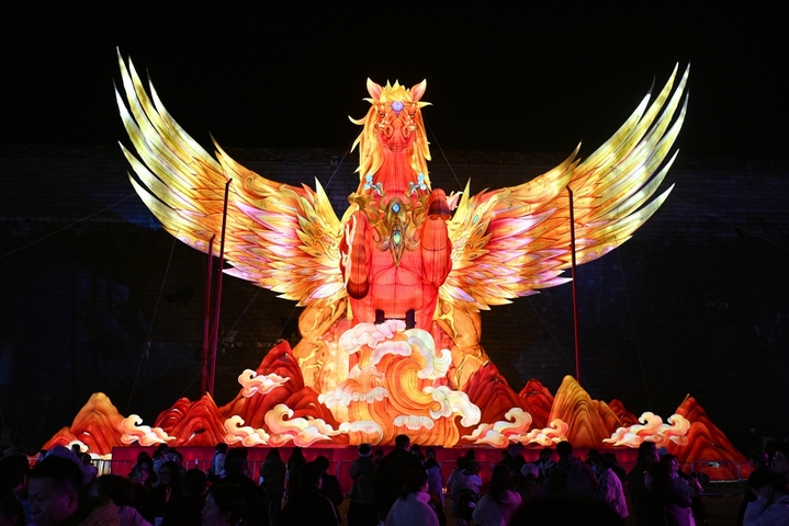 2026年1月15日，游客在南京夫子庙景区赏灯游玩。