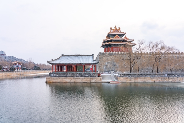 2026年1月18日，北京，2026年北京初雪，故宫角楼和护城河绝美雪景。冬天北京故宫雪景。角楼前的护城河上河水如镜，角楼两侧的河面结冰被白雪覆盖，美不胜收。