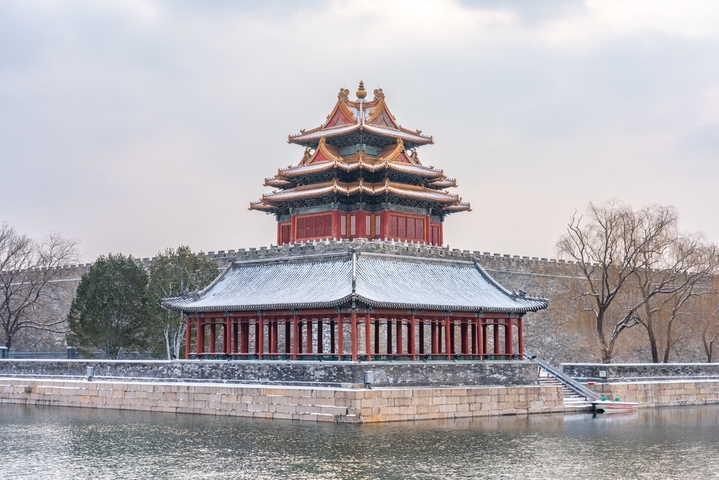 2026年1月18日，北京，2026年北京初雪，故宫角楼和护城河绝美雪景。冬天北京故宫雪景。角楼前的护城河上河水如镜，角楼两侧的河面结冰被白雪覆盖，美不胜收。