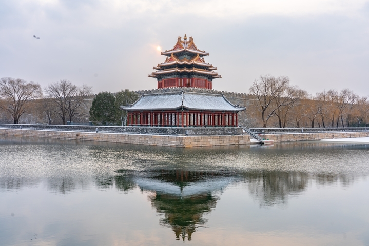 2026年1月18日，北京，2026年北京初雪，故宫角楼和护城河绝美雪景。冬天北京故宫雪景。角楼前的护城河上河水如镜，角楼两侧的河面结冰被白雪覆盖，美不胜收。