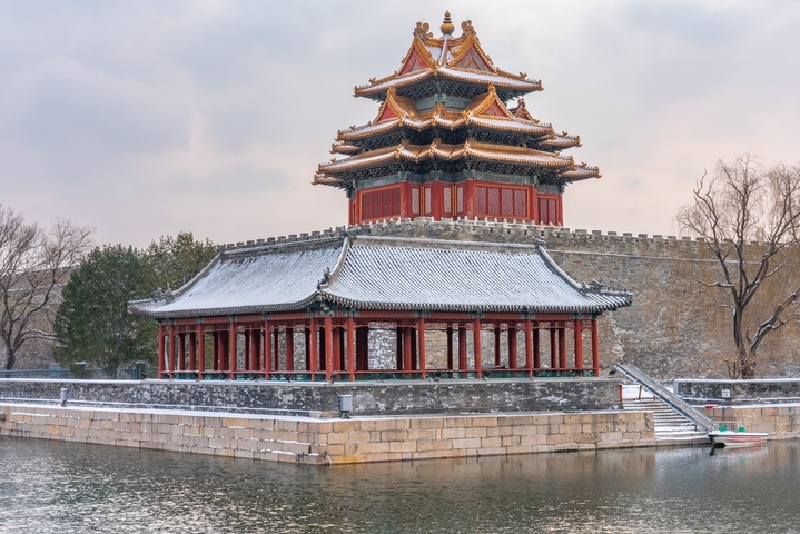 2026年1月18日，北京，2026年北京初雪，故宫角楼和护城河绝美雪景。冬天北京故宫雪景。角楼前的护城河上河水如镜，角楼两侧的河面结冰被白雪覆盖，美不胜收。