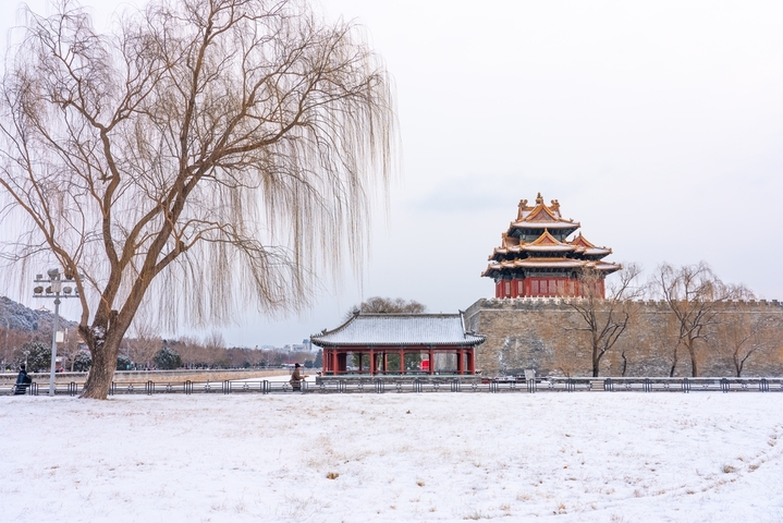 2026年1月18日，北京，2026年北京初雪，故宫角楼和护城河绝美雪景。冬天北京故宫雪景。角楼前的护城河上河水如镜，角楼两侧的河面结冰被白雪覆盖，美不胜收。IC photo