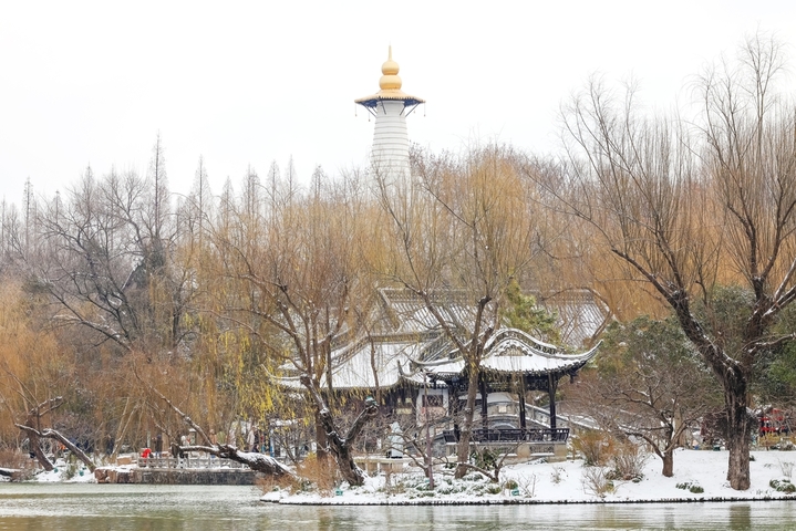 2026年1月20日，江苏扬州，2026 第一场雪落扬州，瘦西湖迎赏雪热潮。大寒节气与2026年第一场雪如约而至，瘦西湖景区被白雪轻轻覆盖，宛如披上一层晶莹的外衣。众多游客踏雪而来，在银装素裹的湖光山色间拍照留影，定格属于扬州冬日的浪漫瞬间。