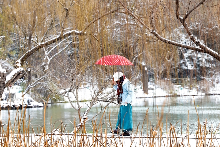 2026年1月20日，江苏扬州，2026 第一场雪落扬州，瘦西湖迎赏雪热潮。大寒节气与2026年第一场雪如约而至，瘦西湖景区被白雪轻轻覆盖，宛如披上一层晶莹的外衣。众多游客踏雪而来，在银装素裹的湖光山色间拍照留影，定格属于扬州冬日的浪漫瞬间。