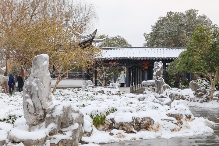 2026年1月20日，江苏扬州，2026 第一场雪落扬州，瘦西湖迎赏雪热潮。大寒节气与2026年第一场雪如约而至，瘦西湖景区被白雪轻轻覆盖，宛如披上一层晶莹的外衣。众多游客踏雪而来，在银装素裹的湖光山色间拍照留影，定格属于扬州冬日的浪漫瞬间。