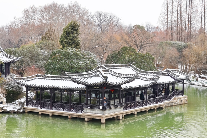 2026年1月20日，江苏扬州，2026 第一场雪落扬州，瘦西湖迎赏雪热潮。大寒节气与2026年第一场雪如约而至，瘦西湖景区被白雪轻轻覆盖，宛如披上一层晶莹的外衣。众多游客踏雪而来，在银装素裹的湖光山色间拍照留影，定格属于扬州冬日的浪漫瞬间。