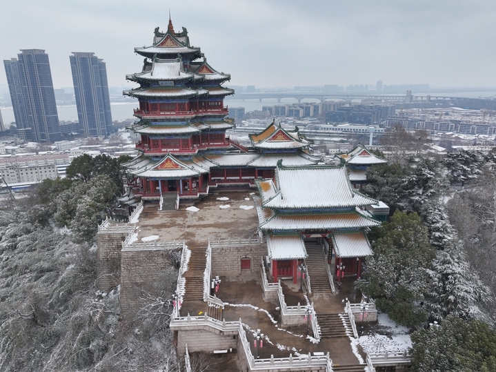 2026年1月20日，江苏省南京市，雪后的阅江楼景区，银装素裹，雪景如画。刘建华/IC photo
