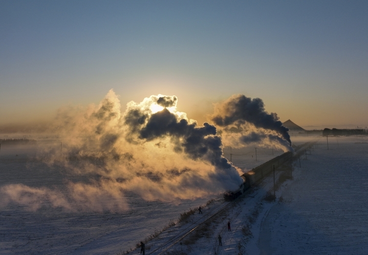 2026年1月21日，辽宁调兵山，一辆蒸汽机车穿过茫茫雪原。（无人机照片）