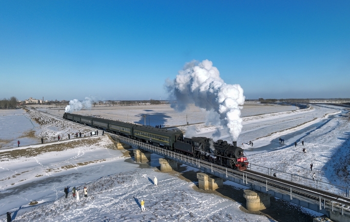 2026年1月21日，辽宁调兵山，一辆蒸汽机车穿过茫茫雪原。（无人机照片）
