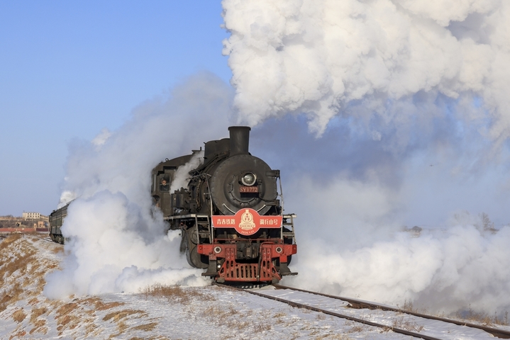 2026年1月21日，辽宁调兵山，一辆蒸汽机车穿过茫茫雪原。（无人机照片）