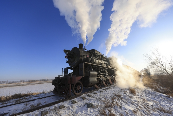 2026年1月21日，辽宁调兵山，一辆蒸汽机车穿过茫茫雪原。（无人机照片）贾天勇(摄影部)/中新社/cnsphoto/IC photo