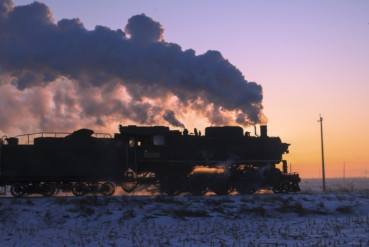 2026年1月21日，辽宁调兵山，一辆蒸汽机车穿过茫茫雪原。（无人机照片）
