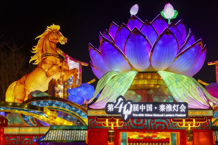 2026年1月21日，游客在江苏南京秦淮灯会观灯游览。