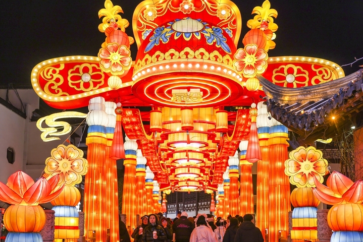 2026年1月21日，游客在江苏南京秦淮灯会观灯游览。