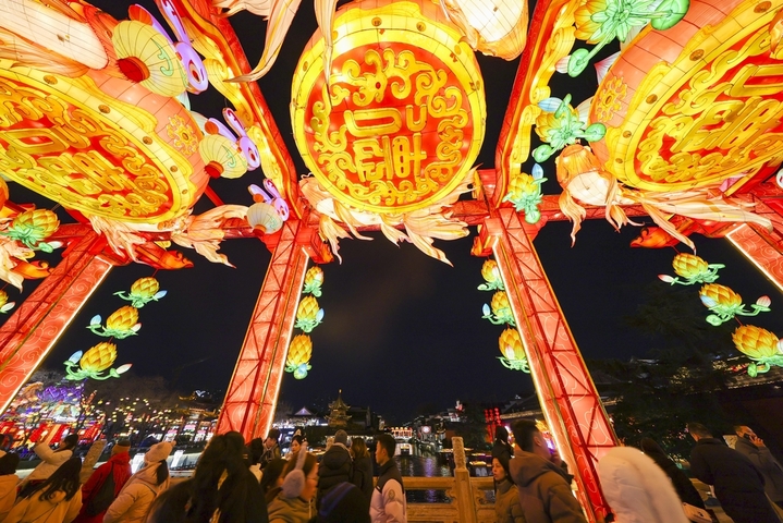 2026年1月21日，游客在江苏南京秦淮灯会观灯游览。