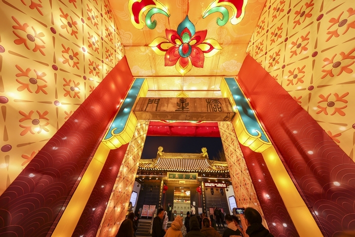 2026年1月21日，游客在江苏南京秦淮灯会观灯游览。