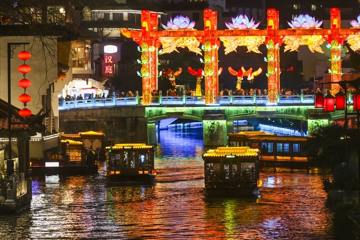 2026年1月21日，游客在江苏南京秦淮灯会观灯游览。