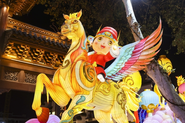 2026年1月21日，游客在江苏南京秦淮灯会观灯游览。史俊/IC photo