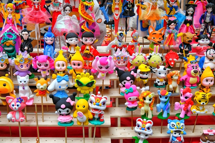 2026年1月25日，安徽省“我们的节日——欢欢喜喜过大年”2026春节主题文旅活动在合肥市蜀山区新粮仓街区举行。图为现场展出的非遗面塑。