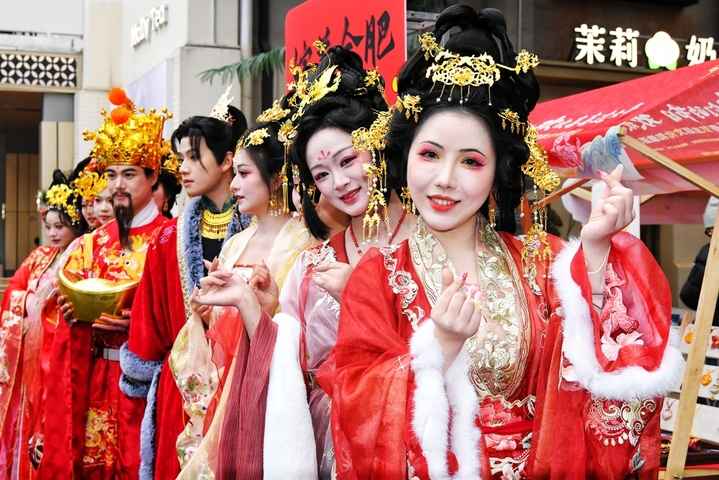  2026年1月25日，安徽省“我们的节日——欢欢喜喜过大年”2026春节主题文旅活动在合肥市蜀山区新粮仓街区举行。图为古装演员在打卡合影。